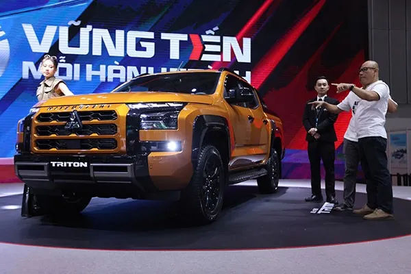 All-New Triton thu hút khách tham quan vì vẻ ngoài khá hầm hố và hiện đại của thế hệ thứ sáu