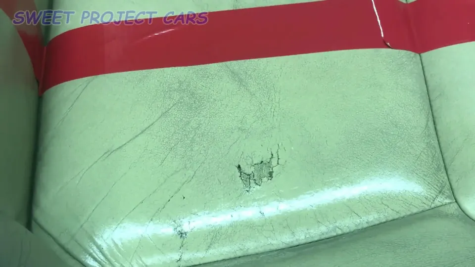 Kỹ thuật dùng ngón tay cái để miết và làm phẳng bề mặt keo silicone sau khi trám vết nứt