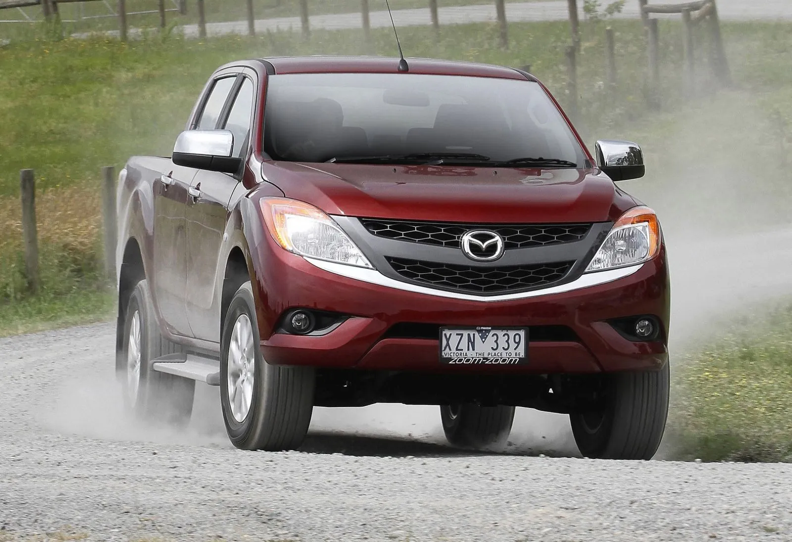 Mazda BT-50 thế hệ 2011 với thiết kế mang hơi hướng mềm mại, khác biệt so với các dòng bán tải truyền thống