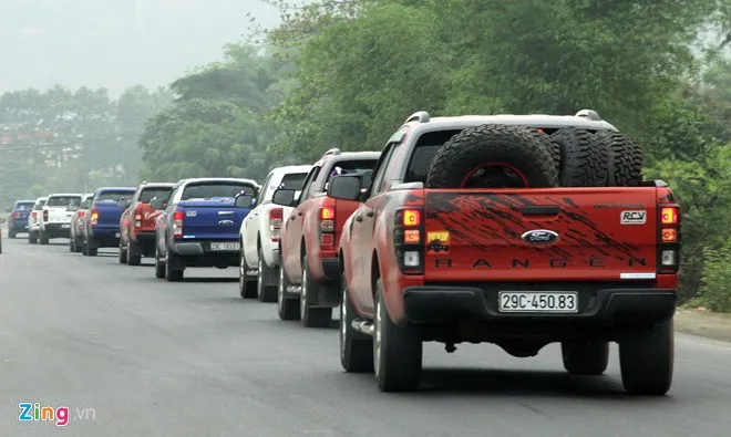 Đoàn xe bán tải lưu thông trên đường phố Hà Nội