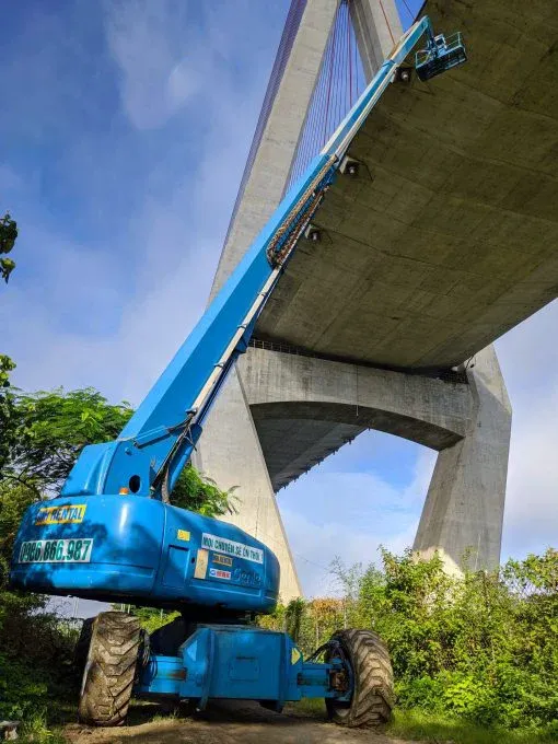 Sử dụng xe nâng người 40m bảo trì cầu Cần Thơ