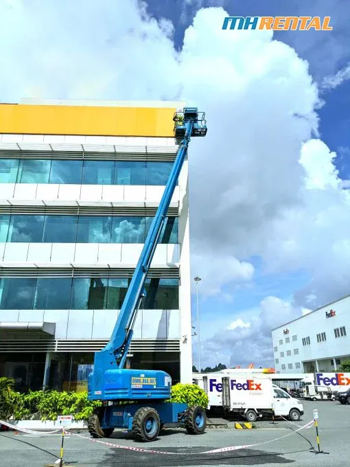 Lắp đặt biển quảng cáo ngoài trời bằng xe nâng chuyên dụng