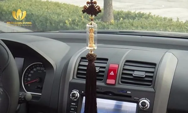 Trầm hương hình Phật là vật phẩm phong thủy thường được treo trên ô tô