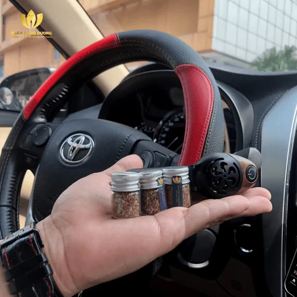 Tẩu xông Trầm hương là sản phẩm mang nhiều hương thơm từ Trầm hương nhất, giúp khử mùi hiệu quả