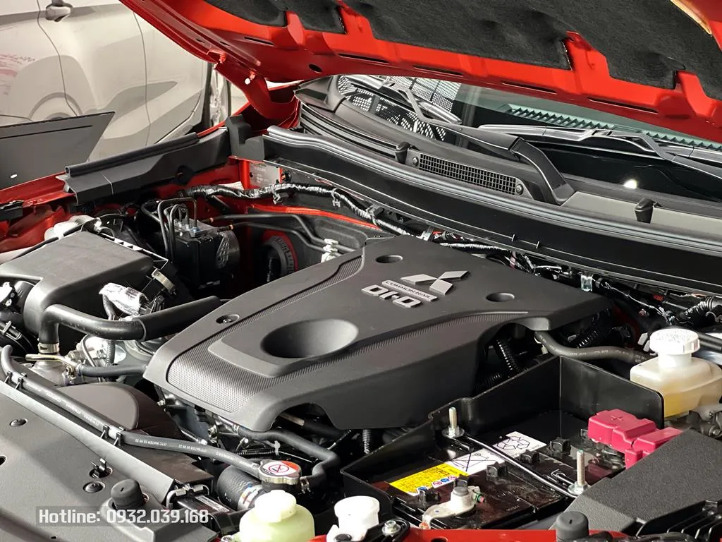 Hình ảnh Mitsubishi Triton vận hành off-road, minh họa khả năng của hệ dẫn động Super Select 4WD-II