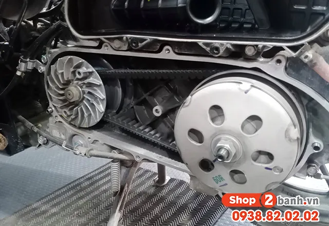 Tháo mở bộ nồi xe tay ga để kiểm tra độ mòn của dây curoa và bi nồi