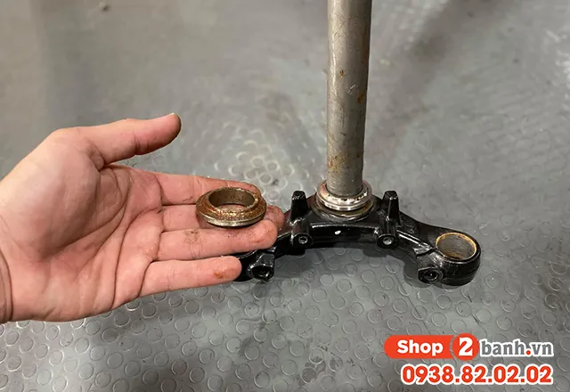 Kiểm tra độ rơ của cổ xe để phát hiện sớm các hư hại ở bộ chén bi