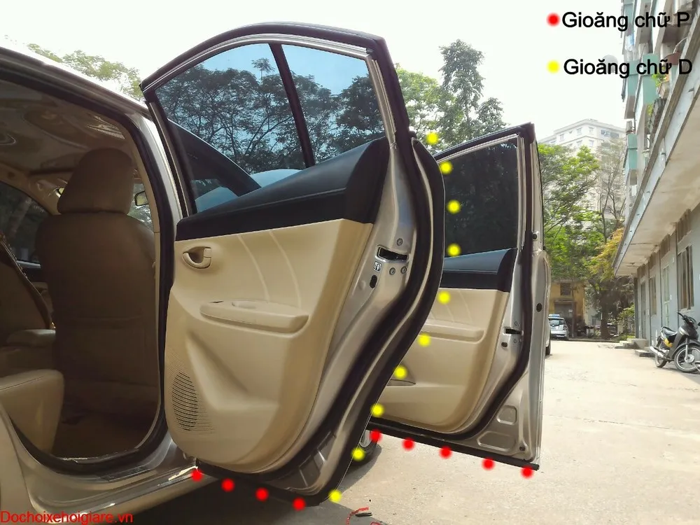 Cận cảnh gioăng cao su cách âm ô tô chữ D đã được dán hoàn thiện