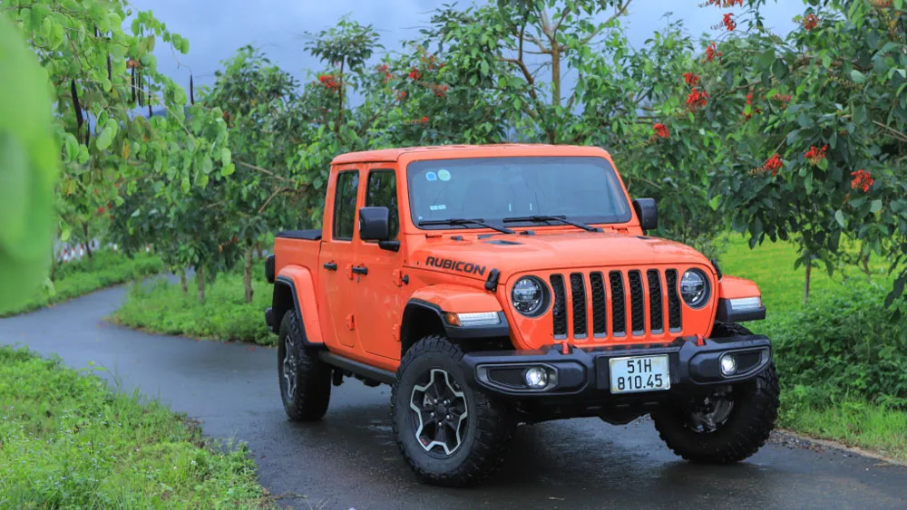 Xe bán tải (pickup truck) di chuyển trên đường phố sau khi áp dụng mức phí biển số mới