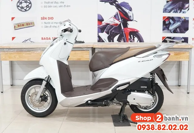 Kỹ thuật viên thực hiện kiểm tra định kỳ cho xe Lead tại garage