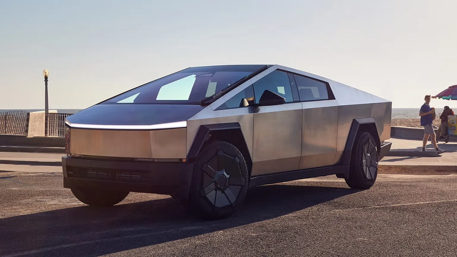 Tesla Cybertruck 2024 màu bạc đang đỗ, thể hiện thiết kế góc cạnh và độc đáo của mẫu xe bán tải điện hạng nặng