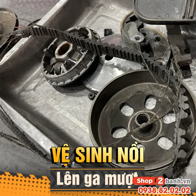 Cận cảnh bộ nồi xe tay ga bị bám đầy bụi bẩn khiến xe vận hành không ổn định