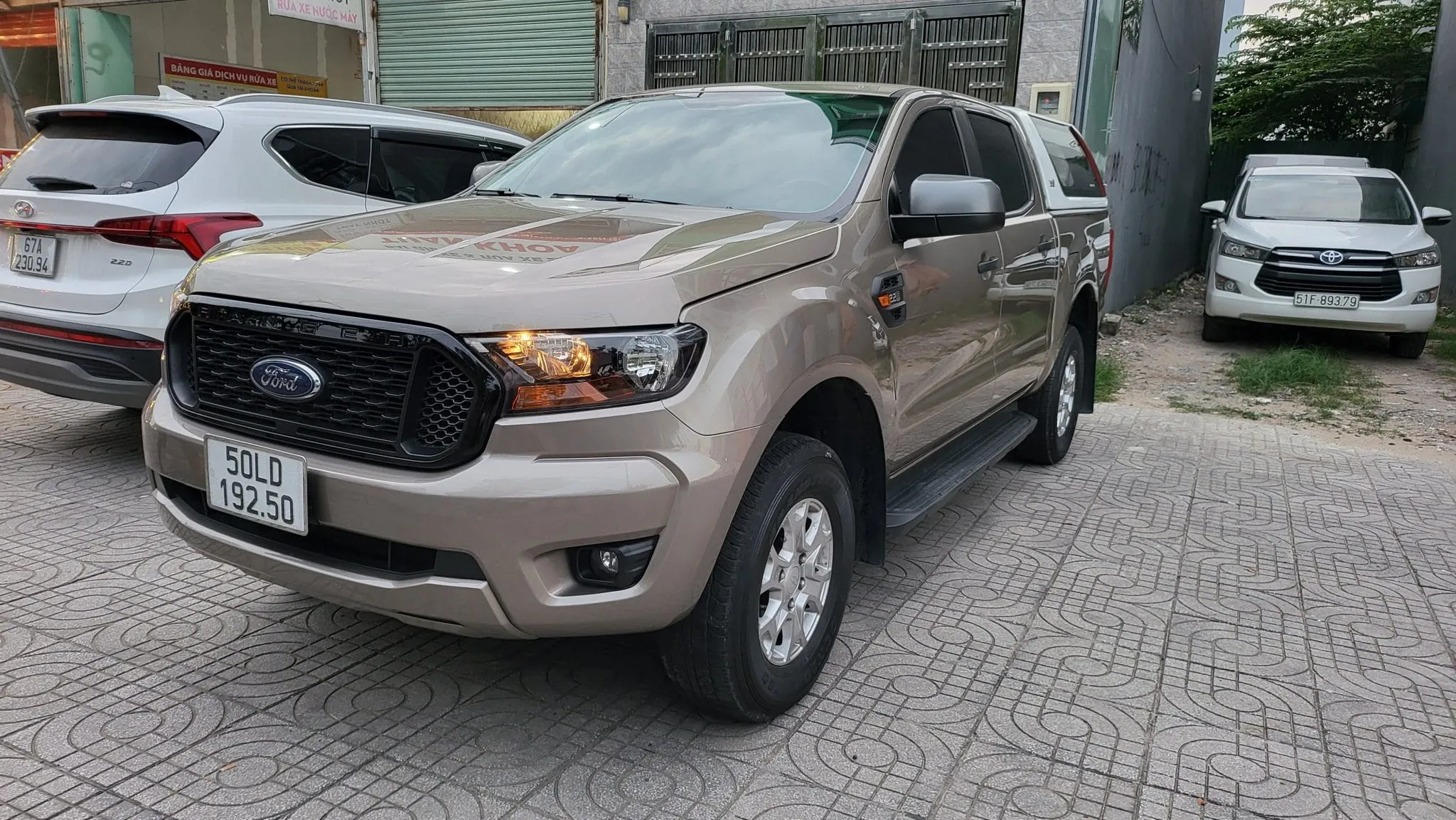 Nội thất và bảng điều khiển của allintitle:xe bán tải ford ranger số sàn tự lái