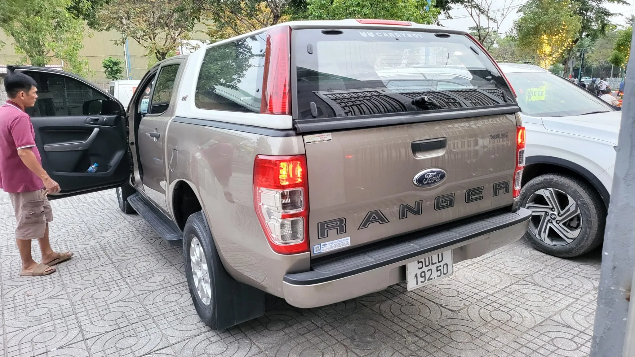 Hàng ghế sau của xe bán tải ford ranger số sàn với không gian rộng rãi