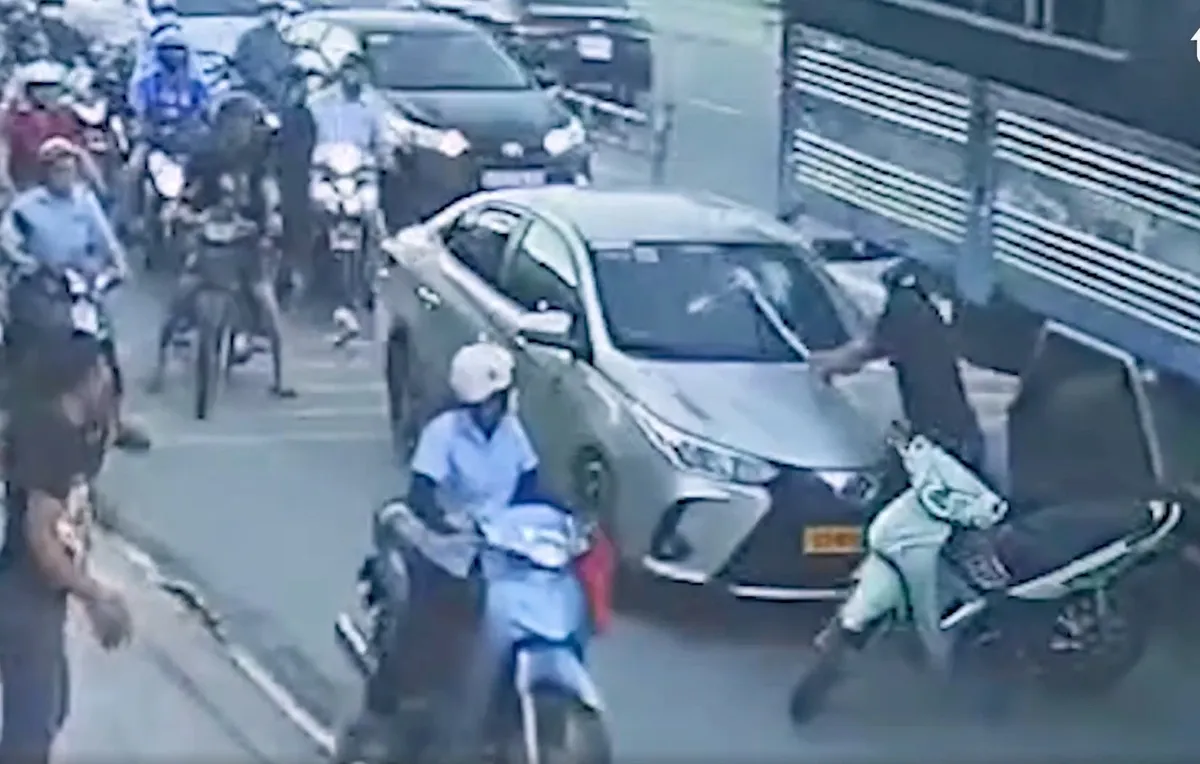 Camera ghi cảnh Toàn dùng xe máy chặn đầu, đập phá ô tô sau va chạm giao thông
