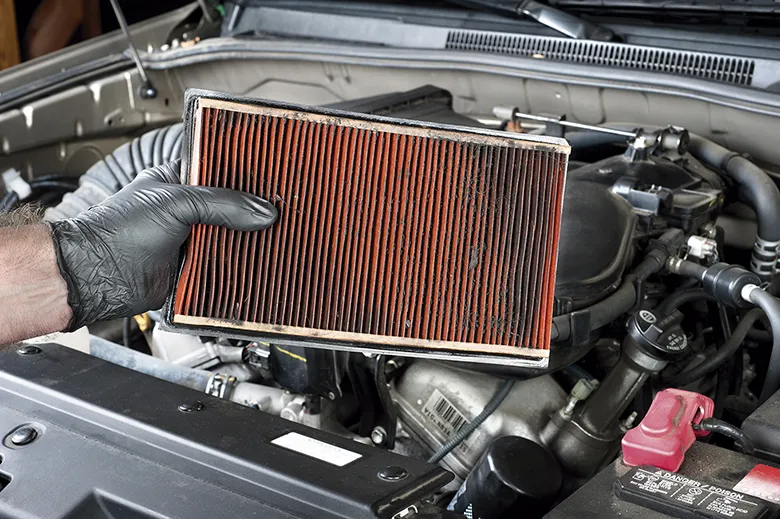 Kỹ thuật viên đang thay lọc gió mới cho xe bị hụt ga