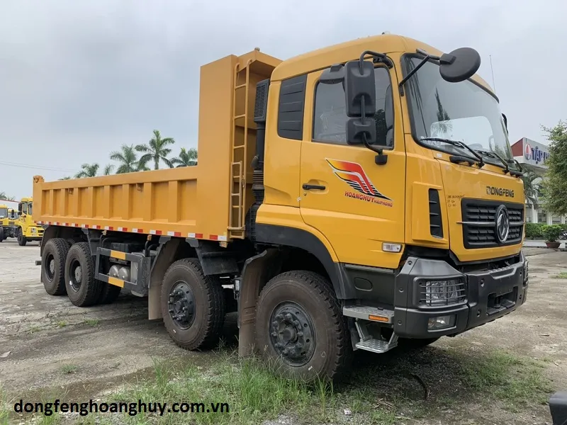 Mẫu xe ben Dongfeng Hoàng Huy 4 chân mới nhất có kiểu dáng mạnh mẽ và thùng ben chắc chắn