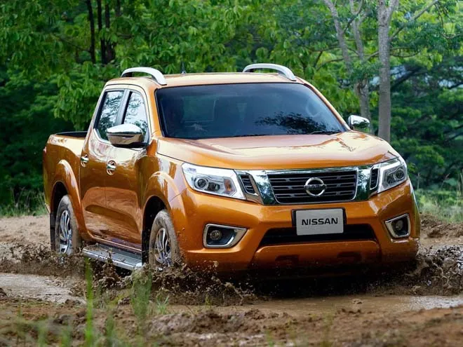 Giá bán Nissan Navara 2018 và chi tiết động cơ, so sánh với Mazda BT-50
