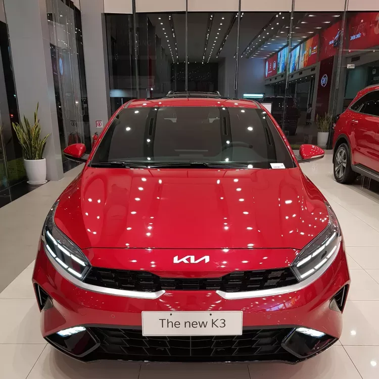 Kia K3 màu đỏ tại showroom