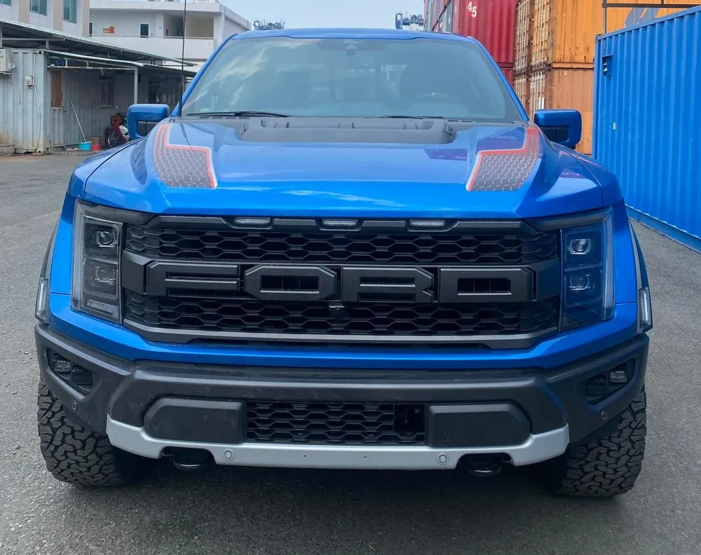 Ford F-150 Raptor 2022 màu xám, ngoại hình hầm hố, là một lựa chọn xe bán tải hạng nặng hàng đầu