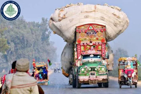 Xe tải chở hàng vượt chiều cao quy định bị lực lượng chức năng xử phạt