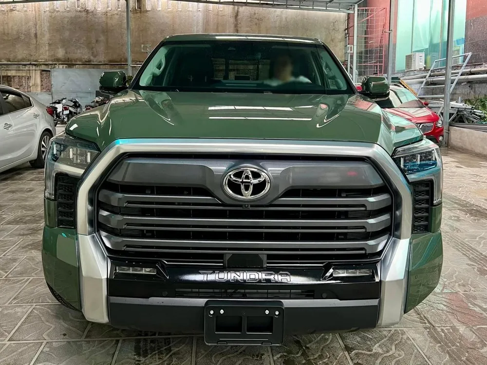 Toyota Tundra 2022 màu trắng với đèn pha LED hình chữ T, đại diện cho dòng xe bán tải hạng nặng