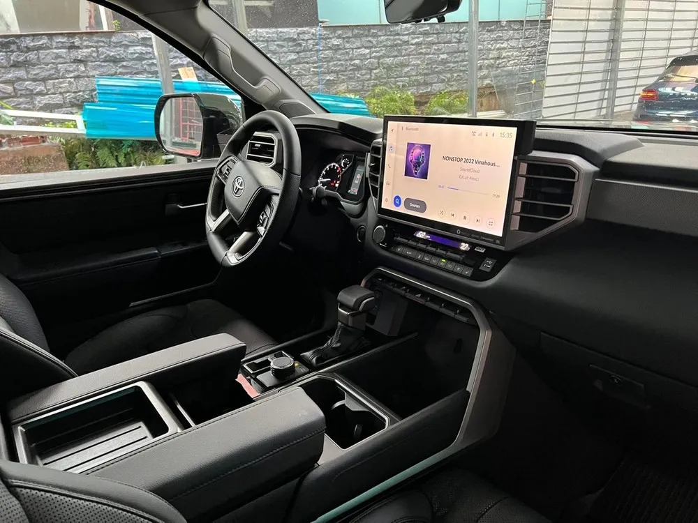 Khoang nội thất xe Tundra Limited 2022, nổi bật với màn hình cảm ứng 14 inch, thể hiện nội thất xe bán tải hạng nặng cao cấp