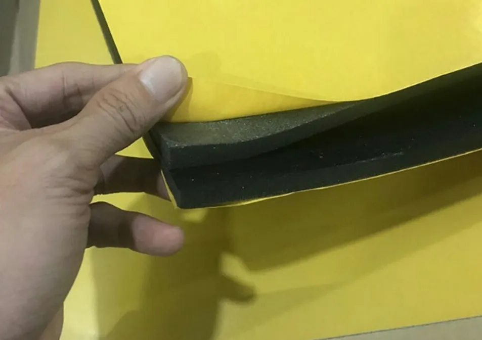 Vật liệu cách âm được sử dụng có độ dày tiêu chuẩn giúp giảm rung động và tiếng ồn tối ưu cho ô tô