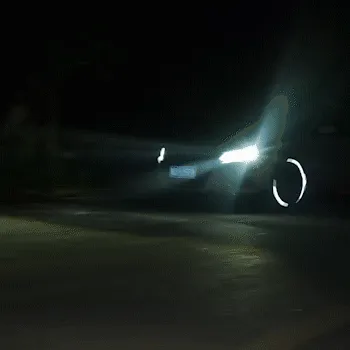 Hình ảnh chữ lốp phản quang trên bánh xe ô tô