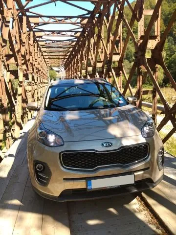 Mô tả cấu trúc đặt tên của các dòng xe ô tô, minh họa các yếu tố: kiểu dáng, series, và mã động cơ