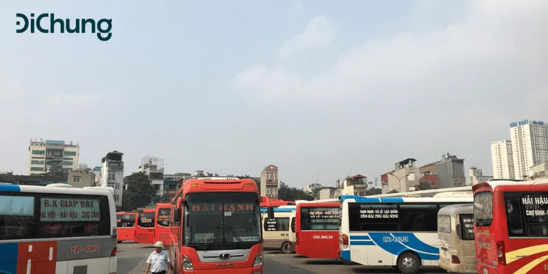 Xe khách tuyến Hà Nội - Ninh Bình tại bến Giáp Bát