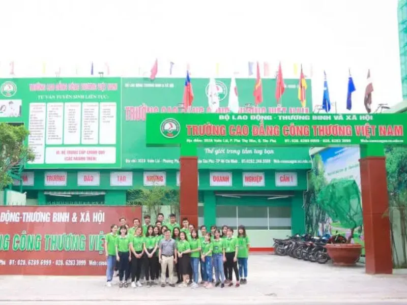 Sinh viên khoa Công nghệ Ô tô thực hành lắp ráp chi tiết, nâng cao kỹ năng sửa chữa