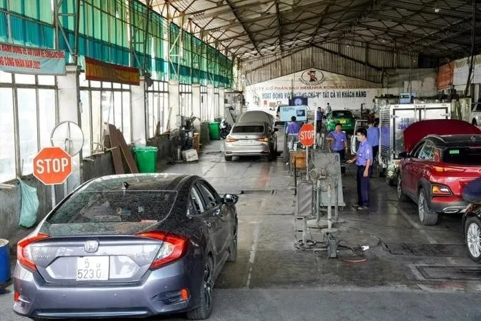 Quá hạn đăng kiểm 1 ngày, chủ xe ô tô cũng bị phạt hành chính. Ảnh minh họa.