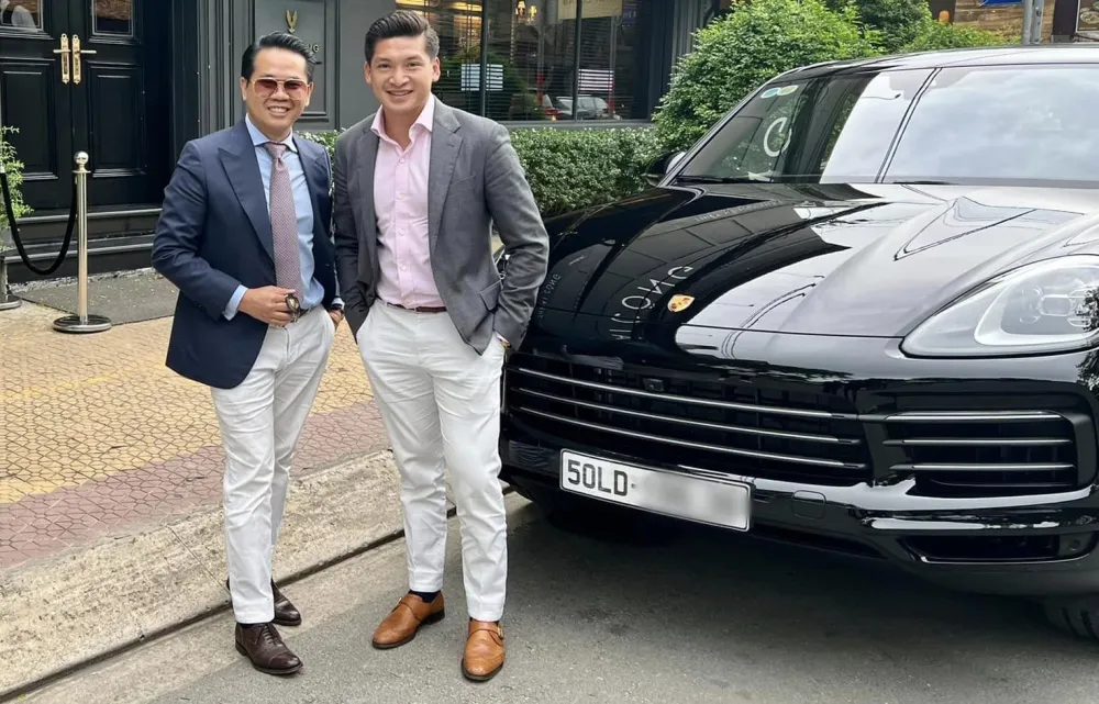NTK Quách Thái Công bên cạnh chiếc Porsche Cayenne biển số xe LD