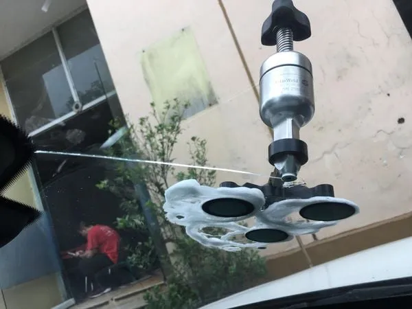 Vết nứt dài trên kính lái trước khi hàn