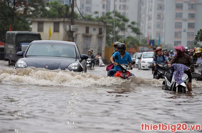 Ô tô bị ngập sâu trong nước lũ, nhấn mạnh rủi ro xe thủy kích