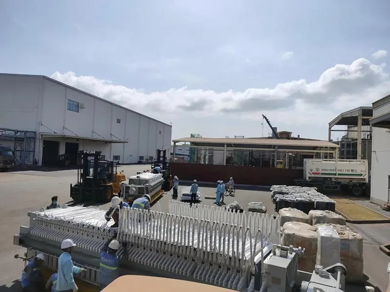 Đội ngũ nhân công hỗ trợ di máy