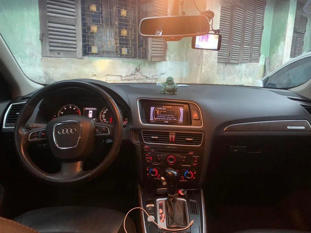 Nội thất Audi Q5 2012 đã 10 năm tuổi, cho thấy độ bền vật liệu có thể áp dụng cho xe bán tải audi