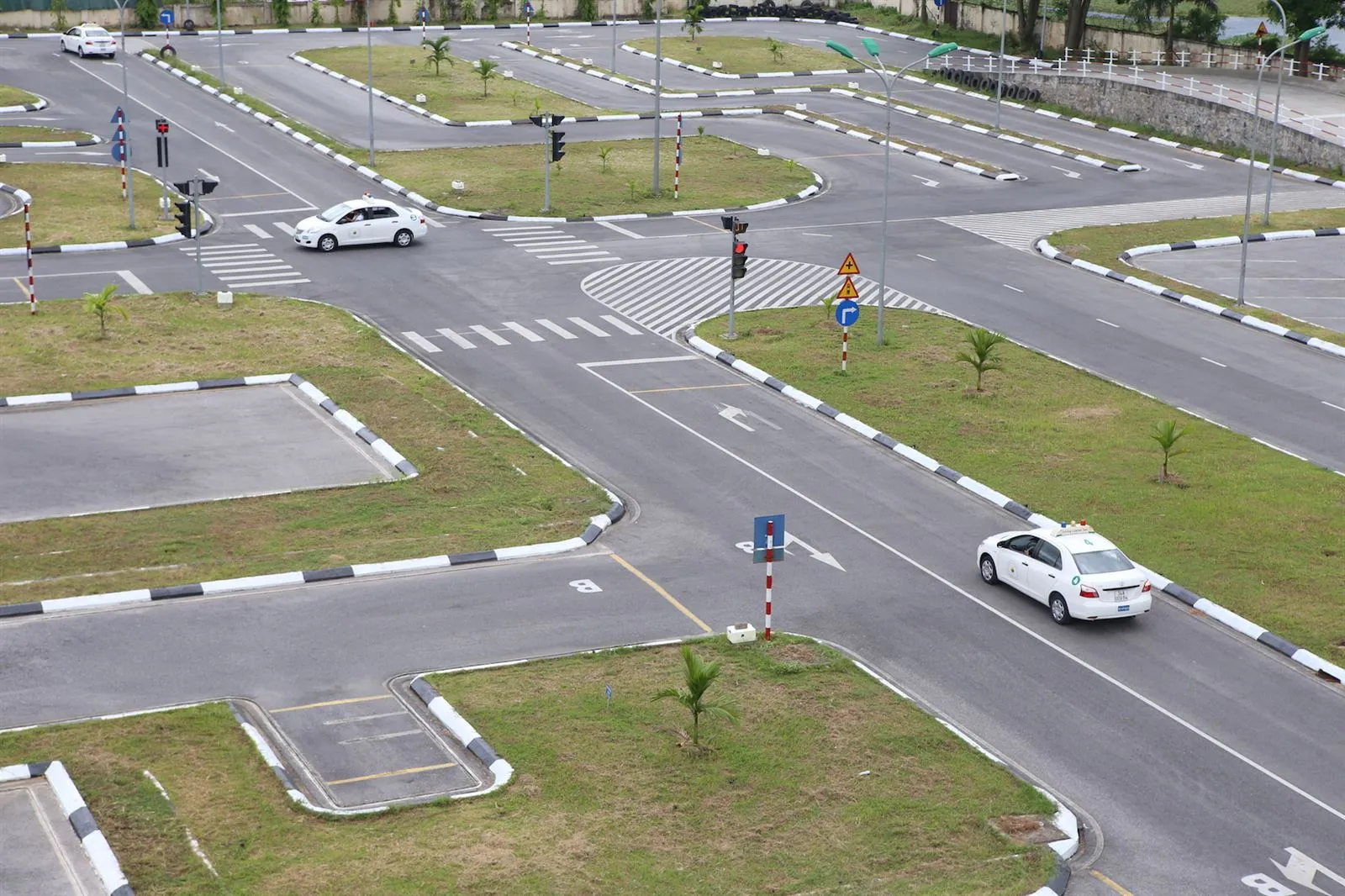 Học viên đang học lý thuyết và mô phỏng trên máy tính tại Trung tâm sát hạch Lập Phương Thành