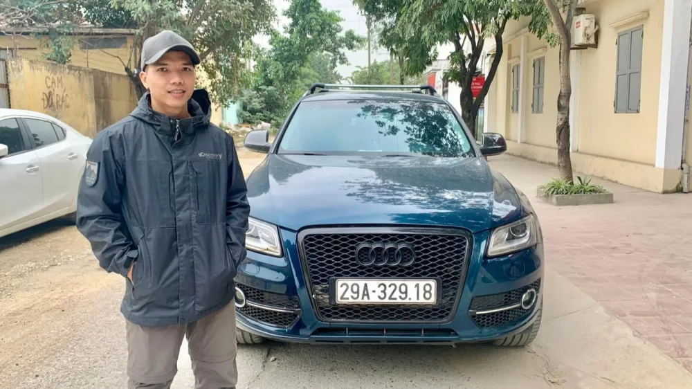Anh Linh bên chiếc Audi Q5 2012, mẫu xe có chi phí bảo dưỡng liên quan đến xe bán tải Audi