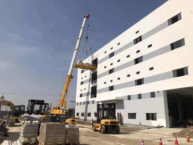 Xe cẩu bánh lốp cơ động tại công trình