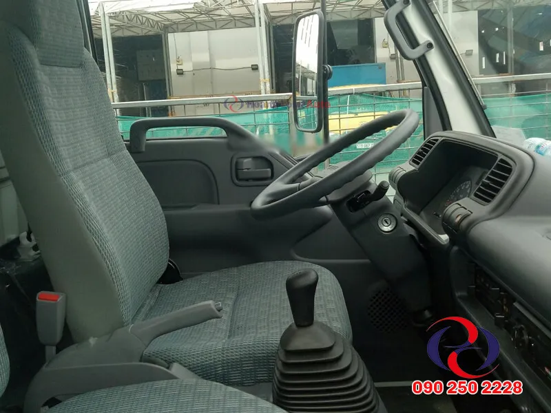 Cabin xe tải Isuzu 1 tấn với vô lăng trợ lực và hệ thống giải trí