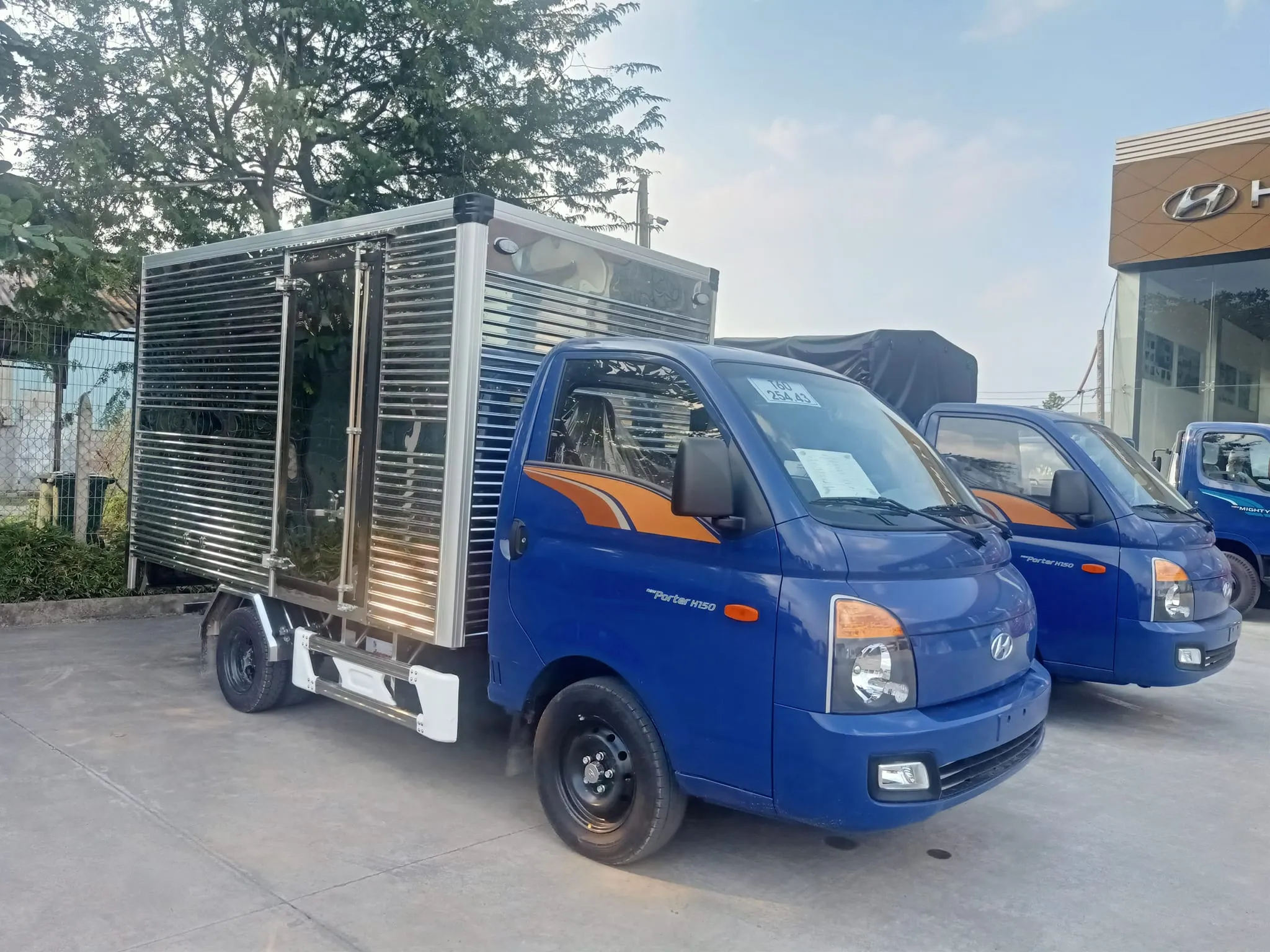 Xe tải Hyundai H150 thùng kín Inox bảo vệ hàng hóa tối đa