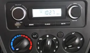 Vô lăng và bảng điều khiển trung tâm Kenbo Van