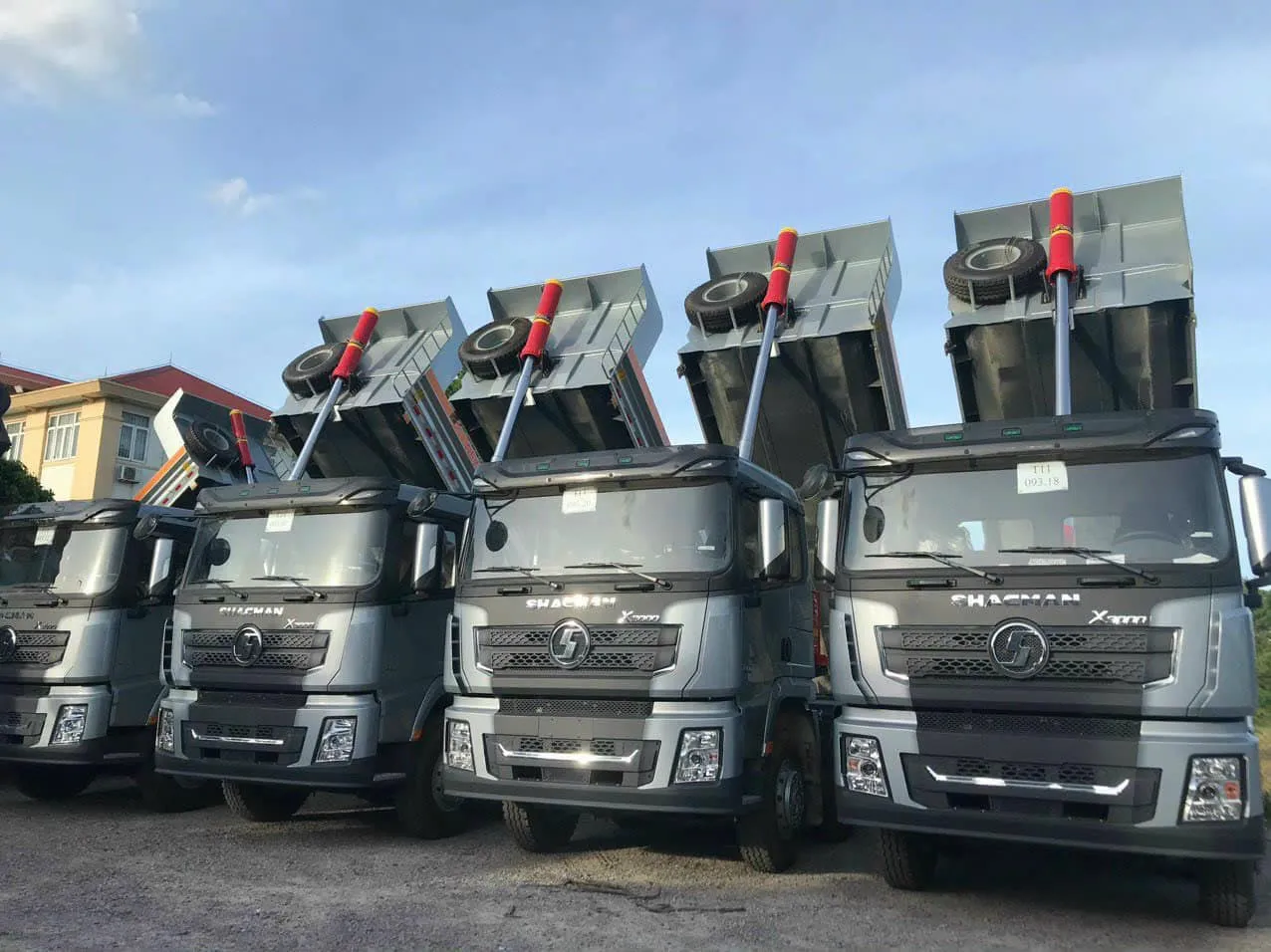 Hình ảnh xe ben Shacman 4 chân đang vận hành với tải trọng lớn trên công trường