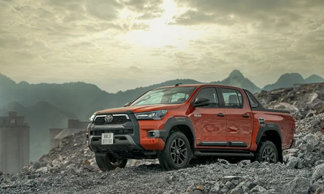 Toyota Hilux sở hữu ngoại hình hầm hố đặc trưng của bán tải
