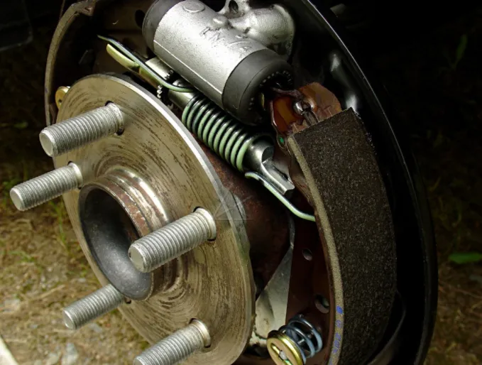 Hệ thống phanh tang trống trên xe