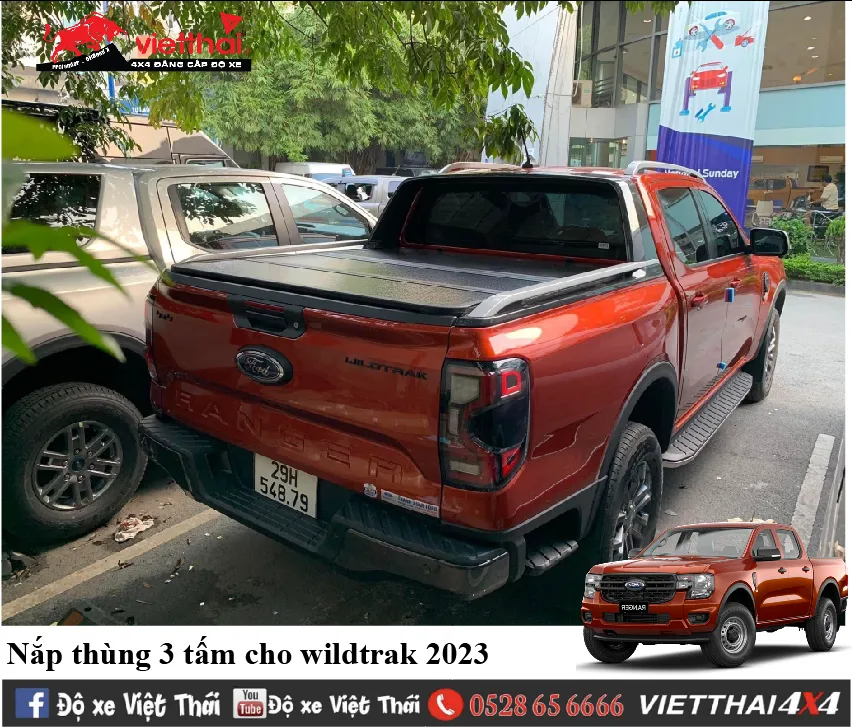 Nắp thùng 3 tấm được giới thiệu trong bối cảnh bảng giá các dòng xe bán tải