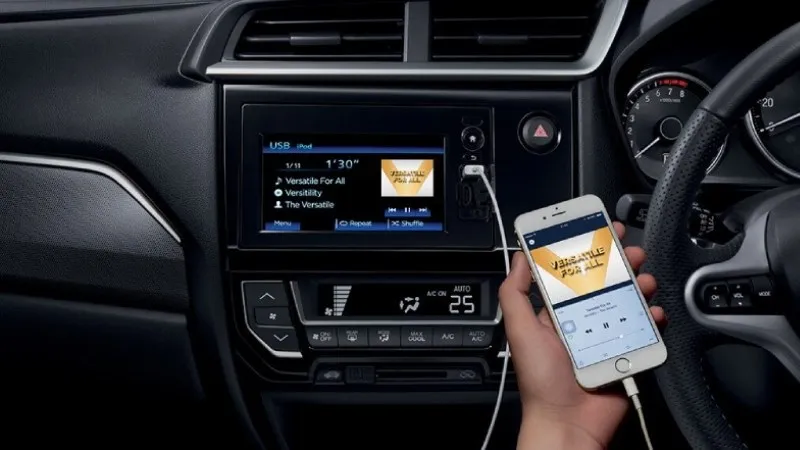 Hình ảnh minh họa một chiếc điện thoại đang cập nhật phiên bản phần mềm mới nhất