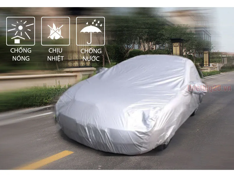 Thao tác kéo bạt phủ xe ô tô tráng bạc xuống bao phủ phần thân xe